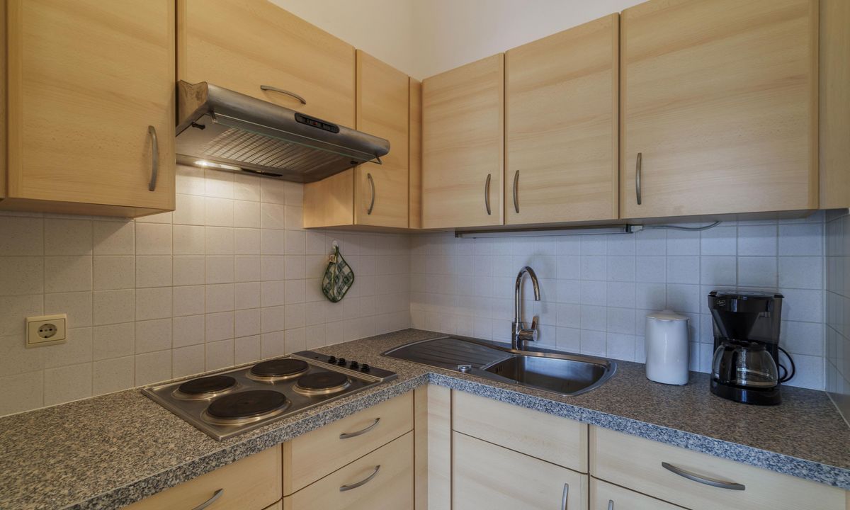 Ferienwohnung Wieserhof Andrian Appartement Nr. 10 Typ B modernes Wohnzimmer mit Küche und Bergblick