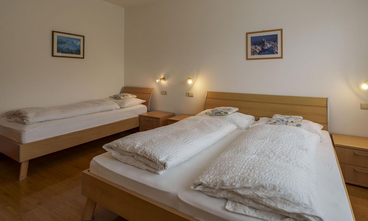 Helles Wohnzimmer mit moderner Küche und Essbereich in Ferienwohnung Wieserhof Andrian