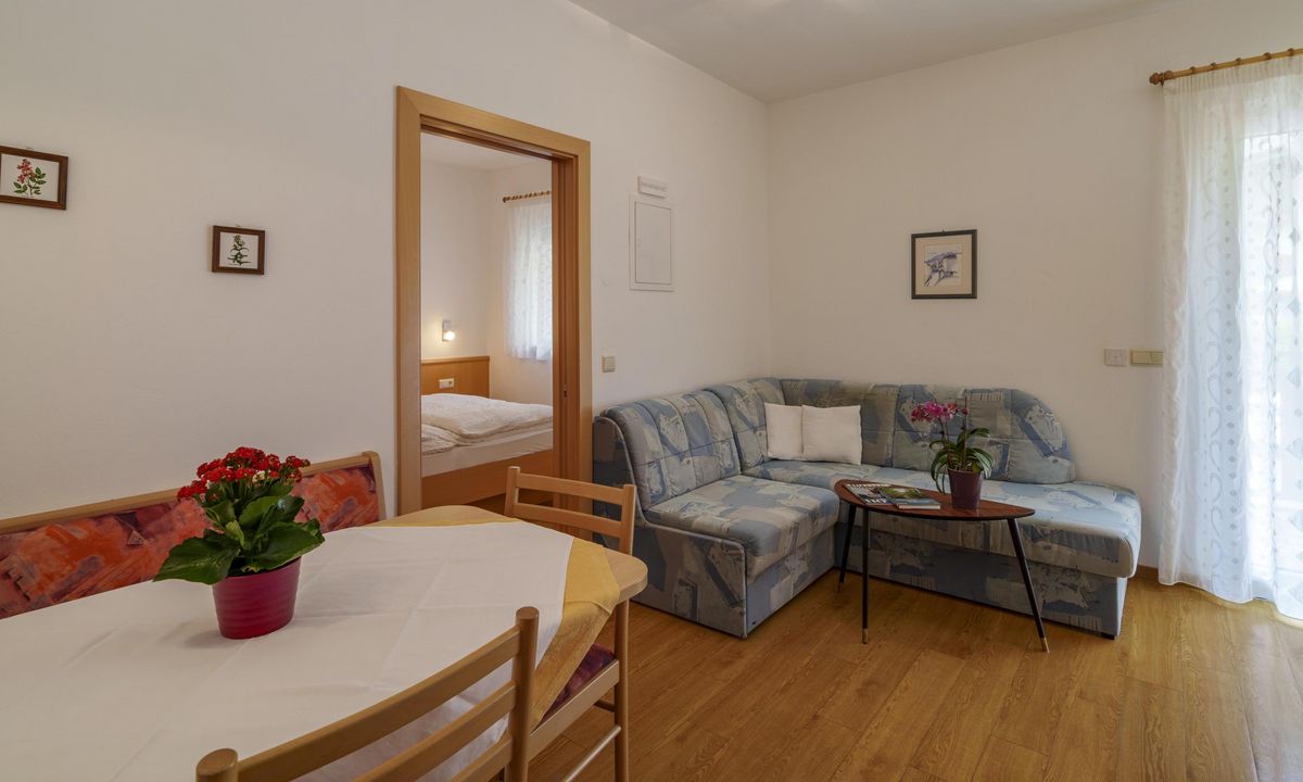 Ferienwohnung Typ D Nr. 8 im Wieserhof Andrian mit moderner Einrichtung und Panoramablick