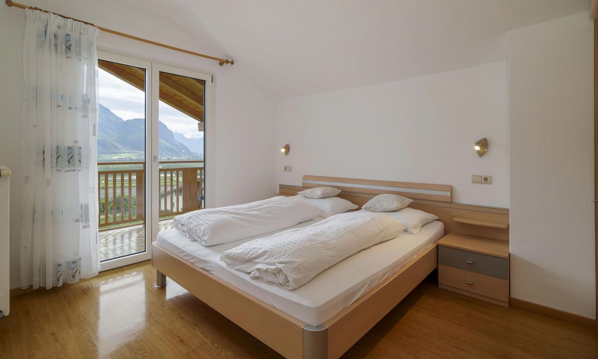 Ferienwohnung Wieserhof Andrian Appartement Nr. 11 Typ B modernes Schlafzimmer mit Bergblick