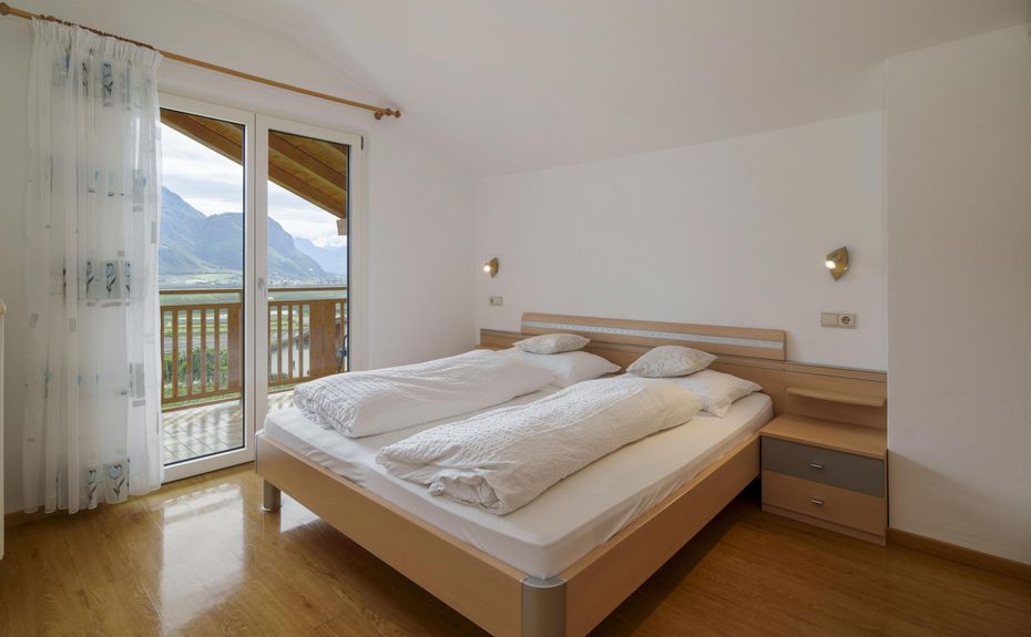 Ferienwohnung Wieserhof Andrian Appartement Nr. 11 Typ B modernes Wohnzimmer mit Küche und Balkon