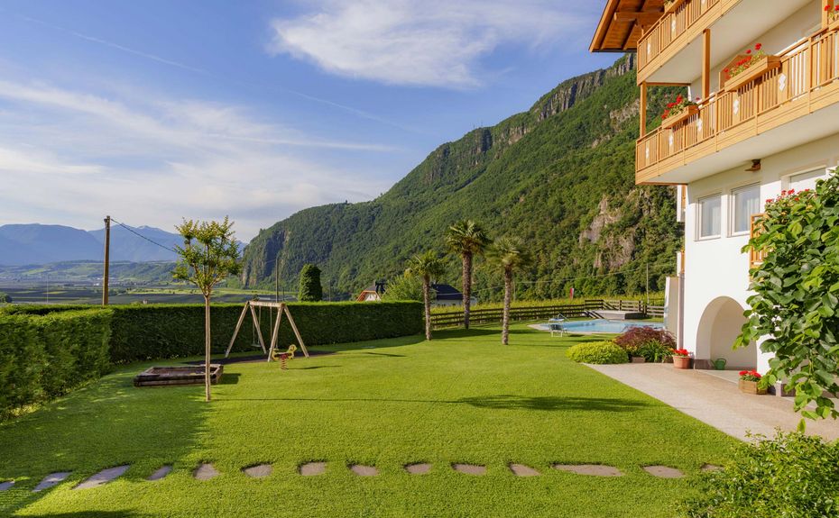 Liegewiese und Spielplatz am Wieserhof in Andrian, Ferienwohnungen mit Garten an der Südtiroler Weinstraße