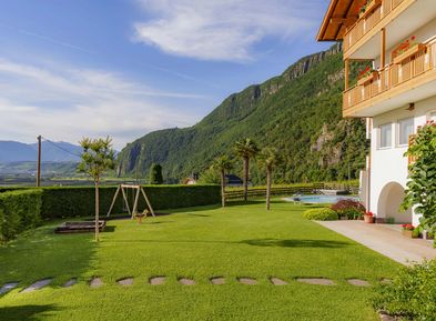 Area relax con prato, appartamenti vacanze Wieserhof con giardino e parco giochi ad Andriano sulla Strada del Vino, Alto Adige
