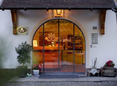 Ingresso principale del Wieserhof ad Andriano con atmosfera accogliente, foto 2024